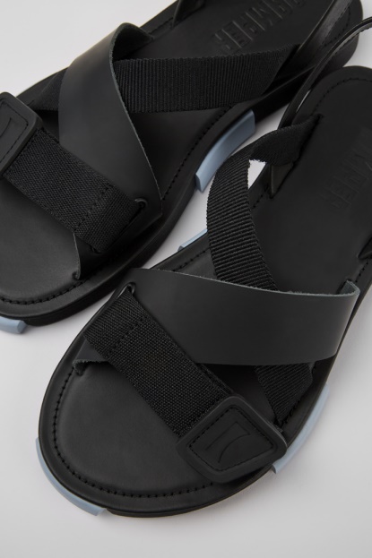 Camper Design Set Iz črnega Usnja In Recikliranih Sandal Za Hišne Ljubljenčke Za Moške